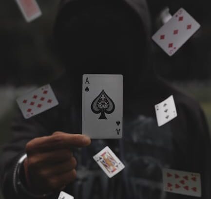 Maîtriser le Poker Menteur avec des Cartes : Guide Stratégique